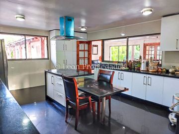 Leon Propiedades vende gran parcela con casa en Fundo Monterrey, Curacaví.