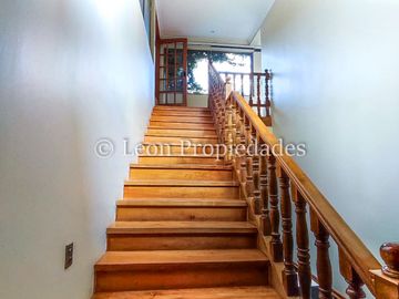 Leon Propiedades vende gran parcela con casa en Fundo Monterrey, Curacaví.