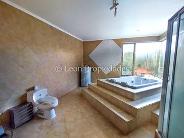 Leon Propiedades vende gran parcela con casa en Fundo Monterrey, Curacaví.