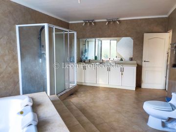Leon Propiedades vende gran parcela con casa en Fundo Monterrey, Curacaví.