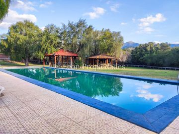 Leon Propiedades vende gran parcela con casa en Fundo Monterrey, Curacaví.