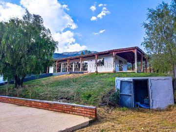 Leon Propiedades vende gran parcela con casa en Fundo Monterrey, Curacaví.