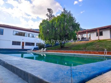 Leon Propiedades vende gran parcela con casa en Fundo Monterrey, Curacaví.