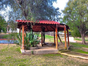Leon Propiedades vende gran parcela con casa en Fundo Monterrey, Curacaví.
