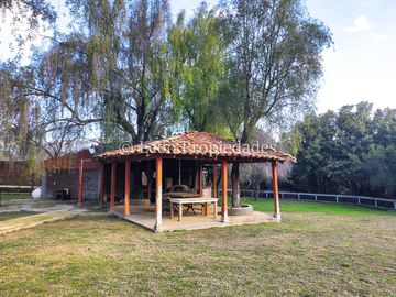 Leon Propiedades vende gran parcela con casa en Fundo Monterrey, Curacaví.