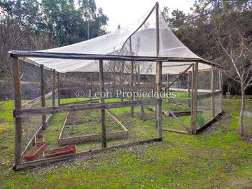 Leon Propiedades vende gran parcela con casa en Fundo Monterrey, Curacaví.