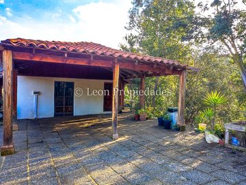 Leon Propiedades vende gran parcela con casa en Fundo Monterrey, Curacaví.