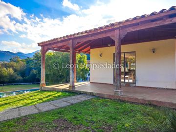 Leon Propiedades vende gran parcela con casa en Fundo Monterrey, Curacaví.