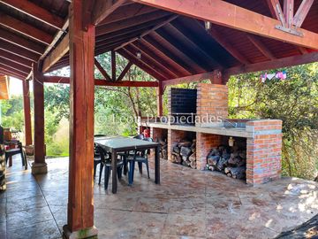Leon Propiedades vende gran parcela con casa en Fundo Monterrey, Curacaví.