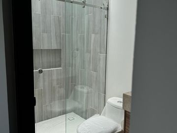 Venta de Hermosa Casa de 4 recámaras, 4 baños, cuarto de T.V., amplio Jardín, roof garden