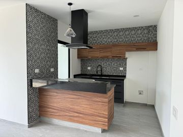 Venta de Hermosa Casa de 4 recámaras, 4 baños, cuarto de T.V., amplio Jardín, roof garden