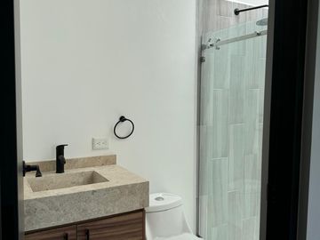 Venta de Hermosa Casa de 4 recámaras, 4 baños, cuarto de T.V., amplio Jardín, roof garden