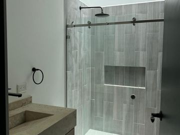 Venta de Hermosa Casa de 4 recámaras, 4 baños, cuarto de T.V., amplio Jardín, roof garden