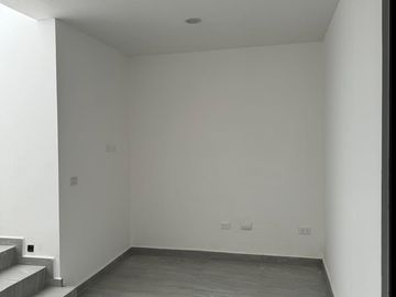 Venta de Hermosa Casa de 4 recámaras, 4 baños, cuarto de T.V., amplio Jardín, roof garden