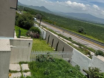 Venta de Hermosa Casa de 4 recámaras, 4 baños, cuarto de T.V., amplio Jardín, roof garden