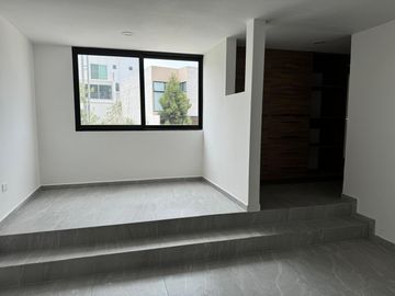 Venta de Hermosa Casa de 4 recámaras, 4 baños, cuarto de T.V., amplio Jardín, roof garden
