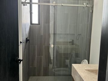 Venta de Hermosa Casa de 4 recámaras, 4 baños, cuarto de T.V., amplio Jardín, roof garden