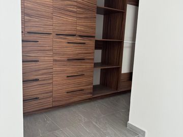 Venta de Hermosa Casa de 4 recámaras, 4 baños, cuarto de T.V., amplio Jardín, roof garden