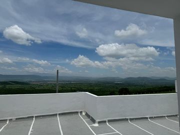 Venta de Hermosa Casa de 4 recámaras, 4 baños, cuarto de T.V., amplio Jardín, roof garden