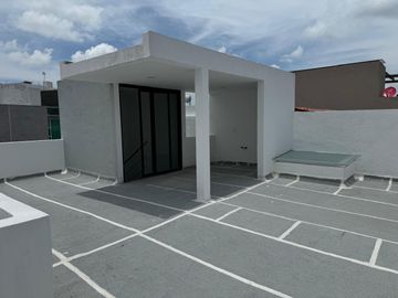 Venta de Hermosa Casa de 4 recámaras, 4 baños, cuarto de T.V., amplio Jardín, roof garden