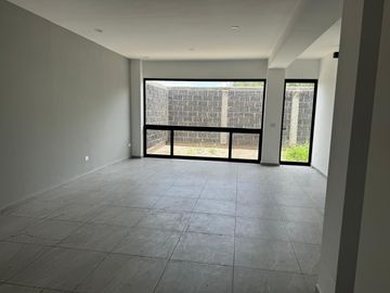 Venta de Hermosa Casa de 4 recámaras, 4 baños, cuarto de T.V., amplio Jardín, roof garden