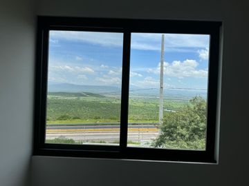 Venta de Hermosa Casa de 4 recámaras, 4 baños, cuarto de T.V., amplio Jardín, roof garden
