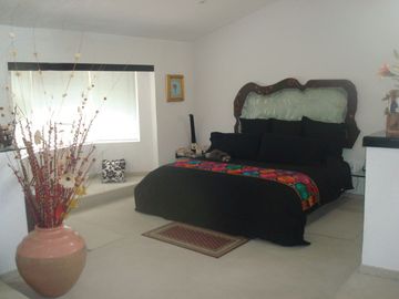 Excelente casa, gran jadín, seguriidad, amplios espacios