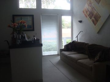 Excelente casa, gran jadín, seguriidad, amplios espacios