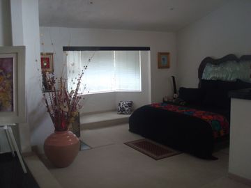 Excelente casa, gran jadín, seguriidad, amplios espacios
