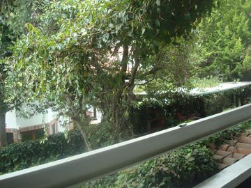 Excelente casa, gran jadín, seguriidad, amplios espacios