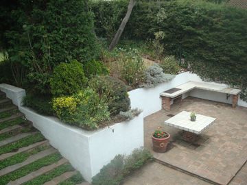 Excelente casa, gran jadín, seguriidad, amplios espacios