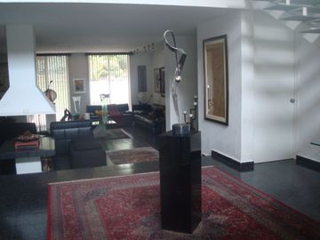 Excelente casa, gran jadín, seguriidad, amplios espacios