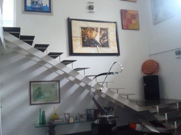 Excelente casa, gran jadín, seguriidad, amplios espacios