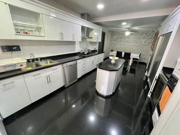 Apartamento en venta de 4 habitaciones con baño! Pisos de marmol. Alto Prado Barranquilla, Parque Rosado.