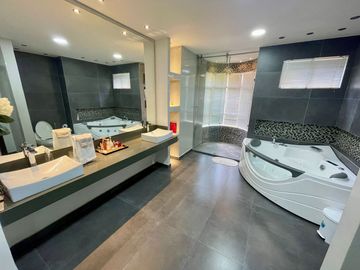Apartamento en venta de 4 habitaciones con baño! Pisos de marmol. Alto Prado Barranquilla, Parque Rosado.