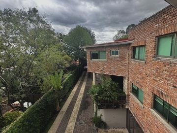 EXCLUSIVA CASA EN CONDOMINIO DE 3 NIVELES