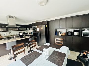 EXCLUSIVA CASA EN CONDOMINIO DE 3 NIVELES