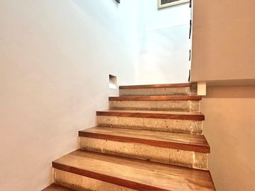 EXCLUSIVA CASA EN CONDOMINIO DE 3 NIVELES