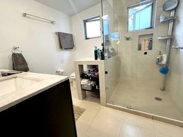 EXCLUSIVA CASA EN CONDOMINIO DE 3 NIVELES
