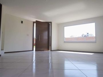 Excelente casa en VENTA zona plaza San diego en conjunto pequeño con seguridad cerca de periferico y forjadores.