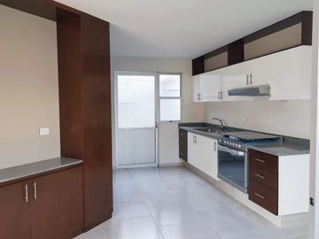Excelente casa en VENTA zona plaza San diego en conjunto pequeño con seguridad cerca de periferico y forjadores.