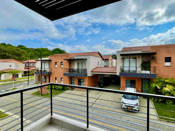 Extraordinaria casa remodelada en Mukava del Valle con Jacuzzi. Cerritos. Pereira - Colombia.