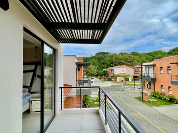 Extraordinaria casa remodelada en Mukava del Valle con Jacuzzi. Cerritos. Pereira - Colombia.