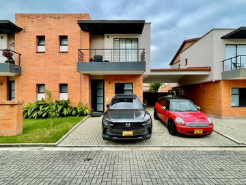 Extraordinaria casa remodelada en Mukava del Valle con Jacuzzi. Cerritos. Pereira - Colombia.