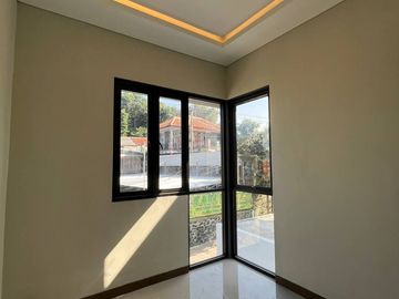 Rumah Baru Plus Rooftop !5 Menit Ke Pemkot Cimahi di Sayap Permana