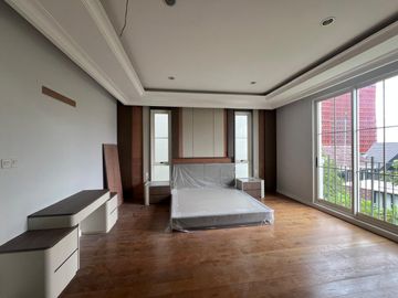 Disewakan Tahunan Rumah Baru Siap Huni di South Grove, Lebak Bulus, Full Furnished
