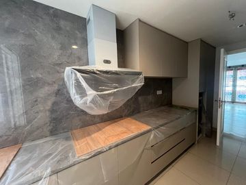 Disewakan Tahunan Rumah Baru Siap Huni di South Grove, Lebak Bulus, Full Furnished