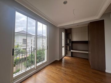 Disewakan Tahunan Rumah Baru Siap Huni di South Grove, Lebak Bulus, Full Furnished