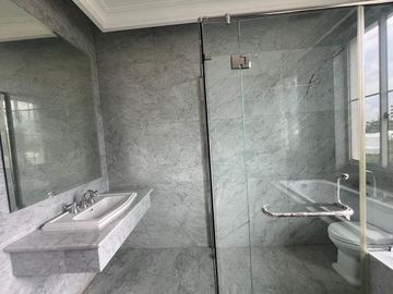 Disewakan Tahunan Rumah Baru Siap Huni di South Grove, Lebak Bulus, Full Furnished