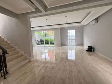 Disewakan Tahunan Rumah Baru Siap Huni di South Grove, Lebak Bulus, Full Furnished